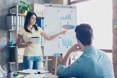 Работник делая ежемесячный отчет к ее работодателю используя современное gadg стоковая фотография rf Работник делая ежемесячный отчет к ее работодателю используя современное gadg стоковая фотография rf