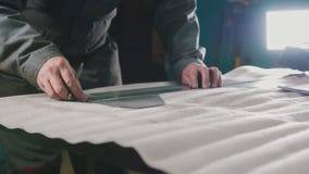 Работник делая измерения и метки на части посредством правителя стоковая фотография Работник делая измерения и метки на части посредством правителя стоковая фотография