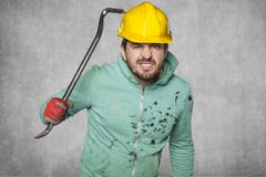 Работник испытывает прочность шлема стоковые изображения Работник испытывает прочность шлема стоковые изображения