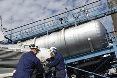 работник нефтеперерабатывающего предприятия стоковое фото работник нефтеперерабатывающего предприятия стоковое фото