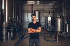Работник с промышленным оборудованием на винзаводе стоковые изображения Работник с промышленным оборудованием на винзаводе стоковые изображения