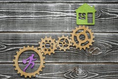 Работник с случаем поднимает вверх шестерни, дом стоковые изображения Работник с случаем поднимает вверх шестерни, дом стоковые изображения