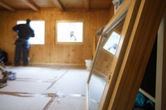 Работник устанавливая новые деревянные окна стоковые фотографии rf Работник устанавливая новые деревянные окна стоковые фотографии rf