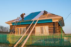 2 работника покрывают крышу сельского дома с плитками металла стоковое изображение rf 2 работника покрывают крышу сельского дома с плитками металла стоковое изображение rf