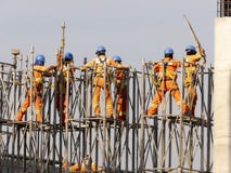 Работники в конструкции повышенного следа метро, линии 17 золота стоковое фото rf Работники в конструкции повышенного следа метро, линии 17 золота стоковое фото rf