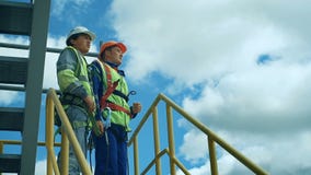 Работники в производственной установке как команда обсуждая, промышленная сцена в предпосылке сток-видео Работники в производственной установке как команда обсуждая, промышленная сцена в предпосылке сток-видео