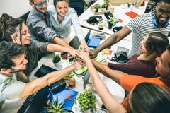 Работники молодого работника startup собирают штабелировать руки на начинают вверх офис Стоковое фото RF Работники молодого работника startup собирают штабелировать руки на начинают вверх офис Стоковое фото RF