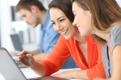 Работники со-работая на линии на офисе стоковое изображение Работники со-работая на линии на офисе стоковое изображение
