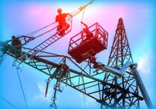 Работники электрика инженера на подъеме ремонтируя Powerline и провода опоры электричества стоковые изображения rf Работники электрика инженера на подъеме ремонтируя Powerline и провода опоры электричества стоковые изображения rf