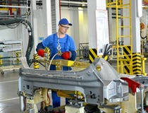 Работы сварщика с прибором пятна контактируют заварку Automo стоковые фото Работы сварщика с прибором пятна контактируют заварку Automo стоковые фото