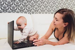 Работы фрилансера мамы ребенок мешает работать не по найму проблемы стоковое изображение Работы фрилансера мамы ребенок мешает работать не по найму проблемы стоковое изображение