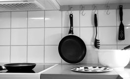 Рабочая зона кухни с инструментами, шаром и сковородами, в черно-белом стоковые фотографии rf Рабочая зона кухни с инструментами, шаром и сковородами, в черно-белом стоковые фотографии rf