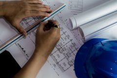 Рабочее место архитектора - крены и планы архитектора architrave стоковые изображения Рабочее место архитектора - крены и планы архитектора architrave стоковые изображения