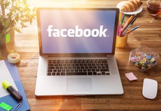 Рабочее место офиса с экраном facebook Рабочее место офиса с экраном facebook