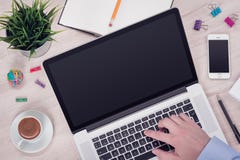 Рабочее место с компьтер-книжкой на столе офиса с укомплектовывает личным составом руку на взгляд сверху клавиатуры стоковое изображение rf Рабочее место с компьтер-книжкой на столе офиса с укомплектовывает личным составом руку на взгляд сверху клавиатуры стоковое изображение rf