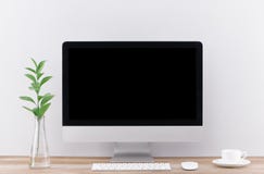 Рабочее место с компьютером на таблице в современной комнате стоковая фотография rf Рабочее место с компьютером на таблице в современной комнате стоковая фотография rf