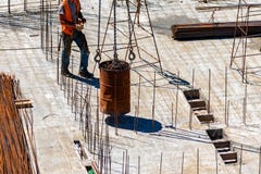 Рабочий-строитель в шлеме безопасности на строительной площадке жилого дома стоковые изображения Рабочий-строитель в шлеме безопасности на строительной площадке жилого дома стоковые изображения