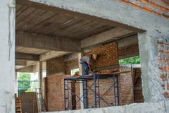 Рабочий-строитель устанавливая кирпичи на цементе для строя экстерьера стоковые фотографии rf Рабочий-строитель устанавливая кирпичи на цементе для строя экстерьера стоковые фотографии rf
