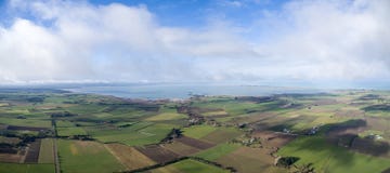 Равнины Кентербери, Новая Зеландия показывая озеро Эллесмер и farmla Стоковые Изображения Равнины Кентербери, Новая Зеландия показывая озеро Эллесмер и farmla Стоковые Изображения