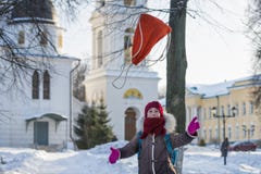 Радостные девушки с рюкзаком идут домой от школы стоковое изображение Радостные девушки с рюкзаком идут домой от школы стоковое изображение