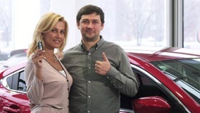 Радостные зрелые пары показывая ключи и большие пальцы руки автомобиля вверх после покупать новый автомобиль стоковое фото rf Радостные зрелые пары показывая ключи и большие пальцы руки автомобиля вверх после покупать новый автомобиль стоковое фото rf