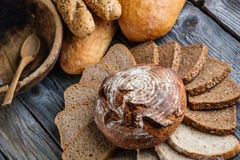 Различные куски на деревянном столе, комбинация хлеба печениь, хлеб рож с зернами, предпосылка еды Стоковые Изображения RF Различные куски на деревянном столе, комбинация хлеба печениь, хлеб рож с зернами, предпосылка еды Стоковые Изображения RF