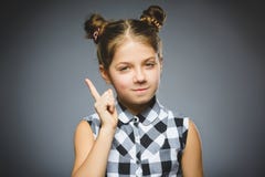 Раздражанная и презрительная девушка с угрожает пальца на серой предпосылке стоковые изображения Раздражанная и презрительная девушка с угрожает пальца на серой предпосылке стоковые изображения