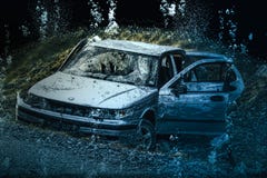 Разбили и sunken автомобиль стоковое фото rf Разбили и sunken автомобиль стоковое фото rf