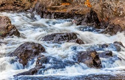 Разбивая вода в потоке стоковые фото Разбивая вода в потоке стоковые фото