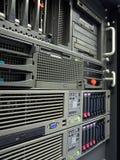 разбивочные серверы шкафа данным по компьютера стоковые изображения rf разбивочные серверы шкафа данным по компьютера стоковые изображения rf