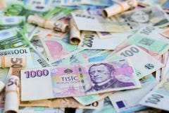 Разбросанное евро и чехословакские счеты Koruna стоковое фото rf Разбросанное евро и чехословакские счеты Koruna стоковое фото rf