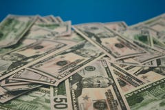 Разбросанный конец-вверх долларовых банкнот 50 долларов голубой предпосылки стоковое фото rf Разбросанный конец-вверх долларовых банкнот 50 долларов голубой предпосылки стоковое фото rf