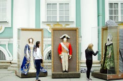 Развлечения для туристов в Санкт-Петербурге Фотографировать в историческом музее стоковые изображения Развлечения для туристов в Санкт-Петербурге Фотографировать в историческом музее стоковые изображения