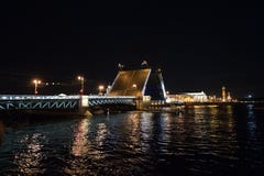 Развод мост ночи в Санкт-Петербурге стоковые фотографии rf Развод мост ночи в Санкт-Петербурге стоковые фотографии rf