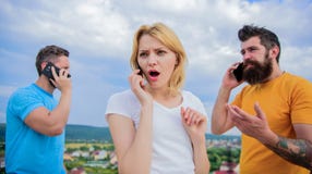 Разговаривать с друзьями Друзья используя телефон 3 молодые люди на pho стоковое изображение Разговаривать с друзьями Друзья используя телефон 3 молодые люди на pho стоковое изображение