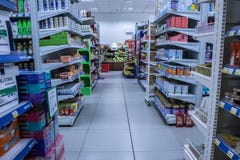 Раздел супермаркета, коридор со множеством продуктов стоковое изображение Раздел супермаркета, коридор со множеством продуктов стоковое изображение
