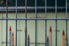 Разделительная стена в детском саде с покрашенными карандашами на заднем плане стоковые фотографии rf Разделительная стена в детском саде с покрашенными карандашами на заднем плане стоковые фотографии rf