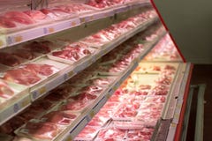 Различное мясо в междурядье мяса на полках в супермаркете стоковое изображение rf Различное мясо в междурядье мяса на полках в супермаркете стоковое изображение rf