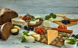 Различные сыры на таблице Свежие молочные продучты стоковое фото rf Различные сыры на таблице Свежие молочные продучты стоковое фото rf