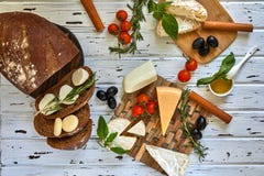 Различные сыры на таблице Свежие молочные продучты стоковые фото Различные сыры на таблице Свежие молочные продучты стоковые фото
