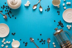 Различный кофе делая аксессуары: Французские пресса кофе, чашки, поддонники, кофейные зерна, ложки и сахар на предпосылке голубой стоковые изображения rf Различный кофе делая аксессуары: Французские пресса кофе, чашки, поддонники, кофейные зерна, ложки и сахар на предпосылке голубой стоковые изображения rf