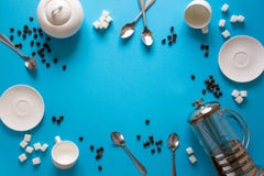 Различный кофе делая аксессуары: Французские пресса кофе, чашки, поддонники, кофейные зерна, ложки и сахар на предпосылке голубой стоковая фотография rf Различный кофе делая аксессуары: Французские пресса кофе, чашки, поддонники, кофейные зерна, ложки и сахар на предпосылке голубой стоковая фотография rf