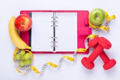 Разминка и дневник космоса экземпляра фитнеса dieting уклад жизни принципиальной схемы здоровый Яблоко, гантель, и измеряя лента Стоковое Изображение RF Разминка и дневник космоса экземпляра фитнеса dieting уклад жизни принципиальной схемы здоровый Яблоко, гантель, и измеряя лента Стоковое Изображение RF