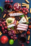 Разнообразие закуска с красным вином Различные сосиски и холодное мясо, сыр с прессформой, плодоовощ Взгляд сверху, плоское полож стоковая фотография rf Разнообразие закуска с красным вином Различные сосиски и холодное мясо, сыр с прессформой, плодоовощ Взгляд сверху, плоское полож стоковая фотография rf