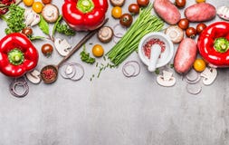 Разнообразие свежих органических овощей и приправы для вкусного вегетарианца варя с минометом, пестиком и деревянной ложкой на се стоковое фото Разнообразие свежих органических овощей и приправы для вкусного вегетарианца варя с минометом, пестиком и деревянной ложкой на се стоковое фото