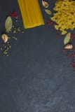 Разнообразие сырцовые макаронные изделия рядом со специями и специями на черной конкретной предпосылке над взглядом Скопируйте ко стоковое фото Разнообразие сырцовые макаронные изделия рядом со специями и специями на черной конкретной предпосылке над взглядом Скопируйте ко стоковое фото