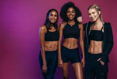Разнообразные женщины группы в sportswear стоковые фотографии rf Разнообразные женщины группы в sportswear стоковые фотографии rf