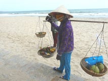Разносчик плодоовощ на пляже в Phan Thiet Стоковое Фото Разносчик плодоовощ на пляже в Phan Thiet Стоковое Фото