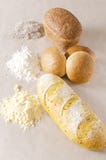 Разные виды боязни и кучи муки на коричневой бумаге ремесла Пустой космос для вашего дизайна стоковая фотография rf Разные виды боязни и кучи муки на коричневой бумаге ремесла Пустой космос для вашего дизайна стоковая фотография rf