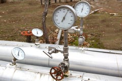 Разные виды клапанов и индикаторов в нефтедобывающей промышленности стоковая фотография Разные виды клапанов и индикаторов в нефтедобывающей промышленности стоковая фотография